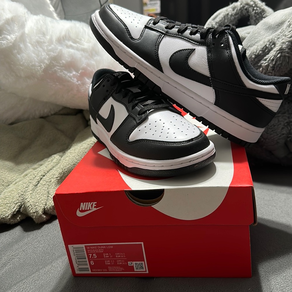 NEVER WORN NWT Nike Panda Dunks